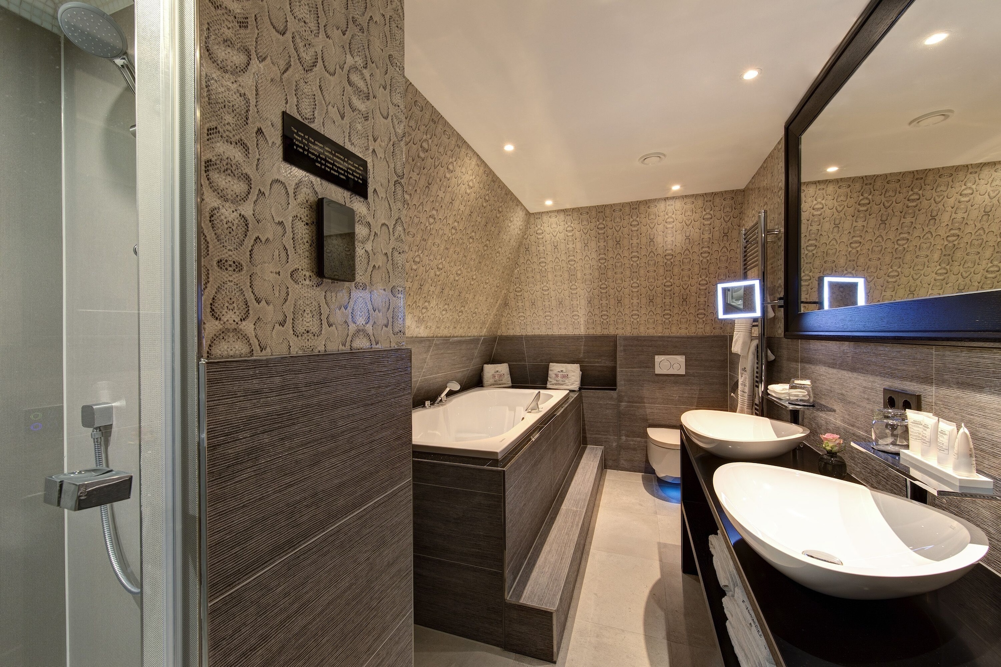 EXECUTIVE, SUITE, JETTED TUB