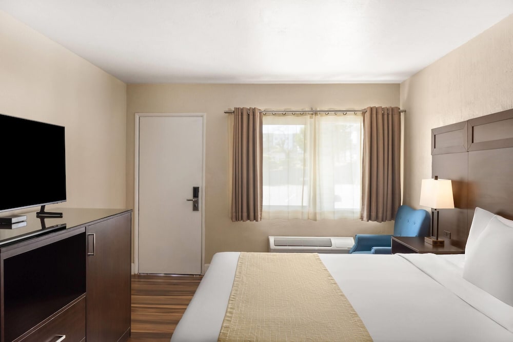 غرفة قياسية بسرير كوين، Travelodge by Wyndham Everett City Center 2/7