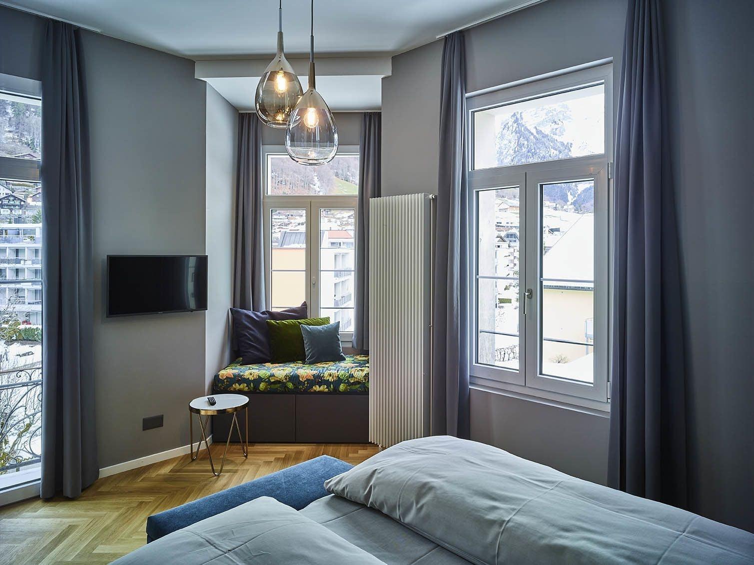 Medium, Balcony