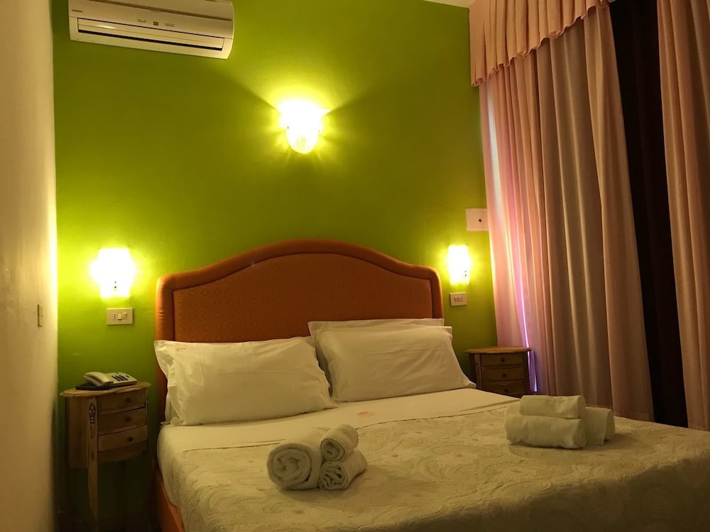 ROOM, DOUBLE OR TWIN BED, PARTIAL SEA VIEW