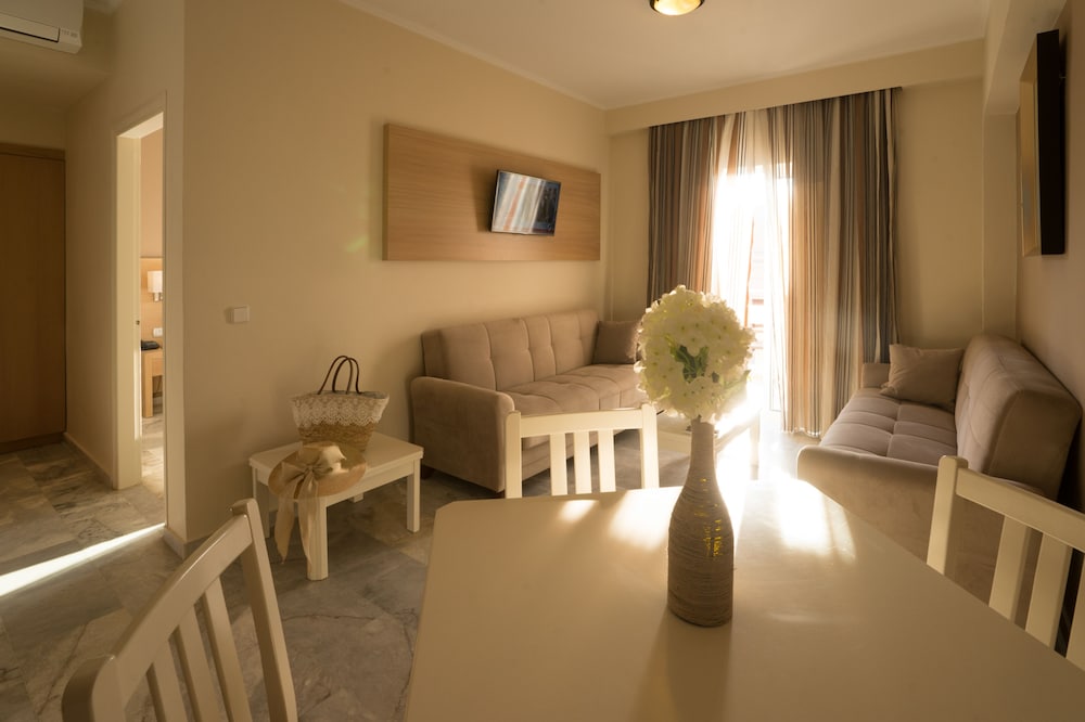 Golden Bay Suites 36/67