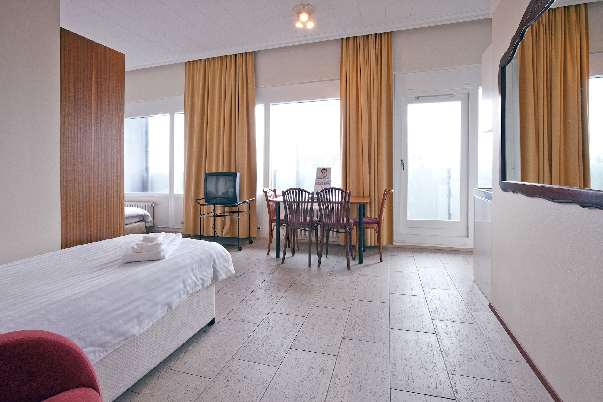 غرفة رباعية بسرير مزدوج وسريرين منفصلين، Fosshotel Baron 3/7