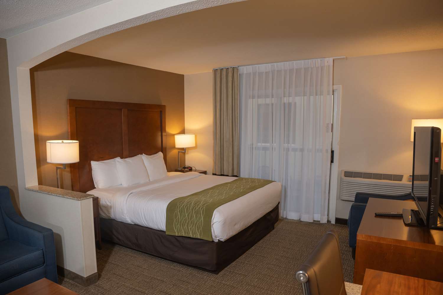 Comfort Inn & Suites Erie - Splash Harbor Indoor Waterpark 21/55