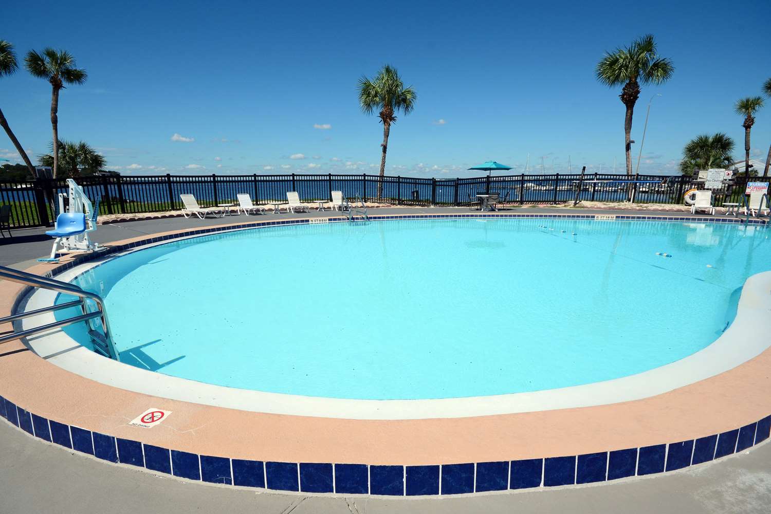 Quality Inn & Suites Gulf Breeze Bayside near Pensacola Beach 20/33