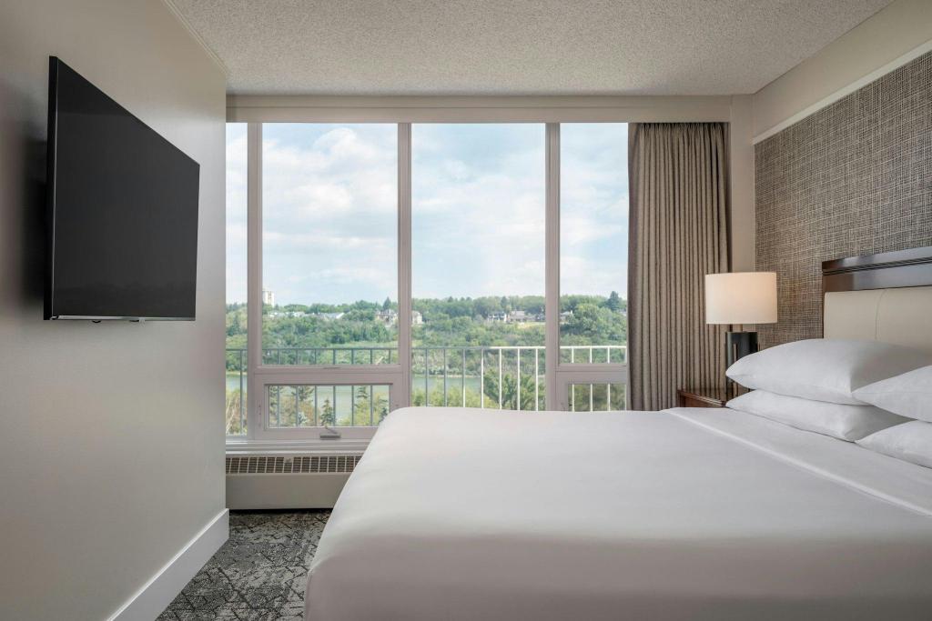 Preferred, Executive, Suite, King Bed, River View, Sofa
