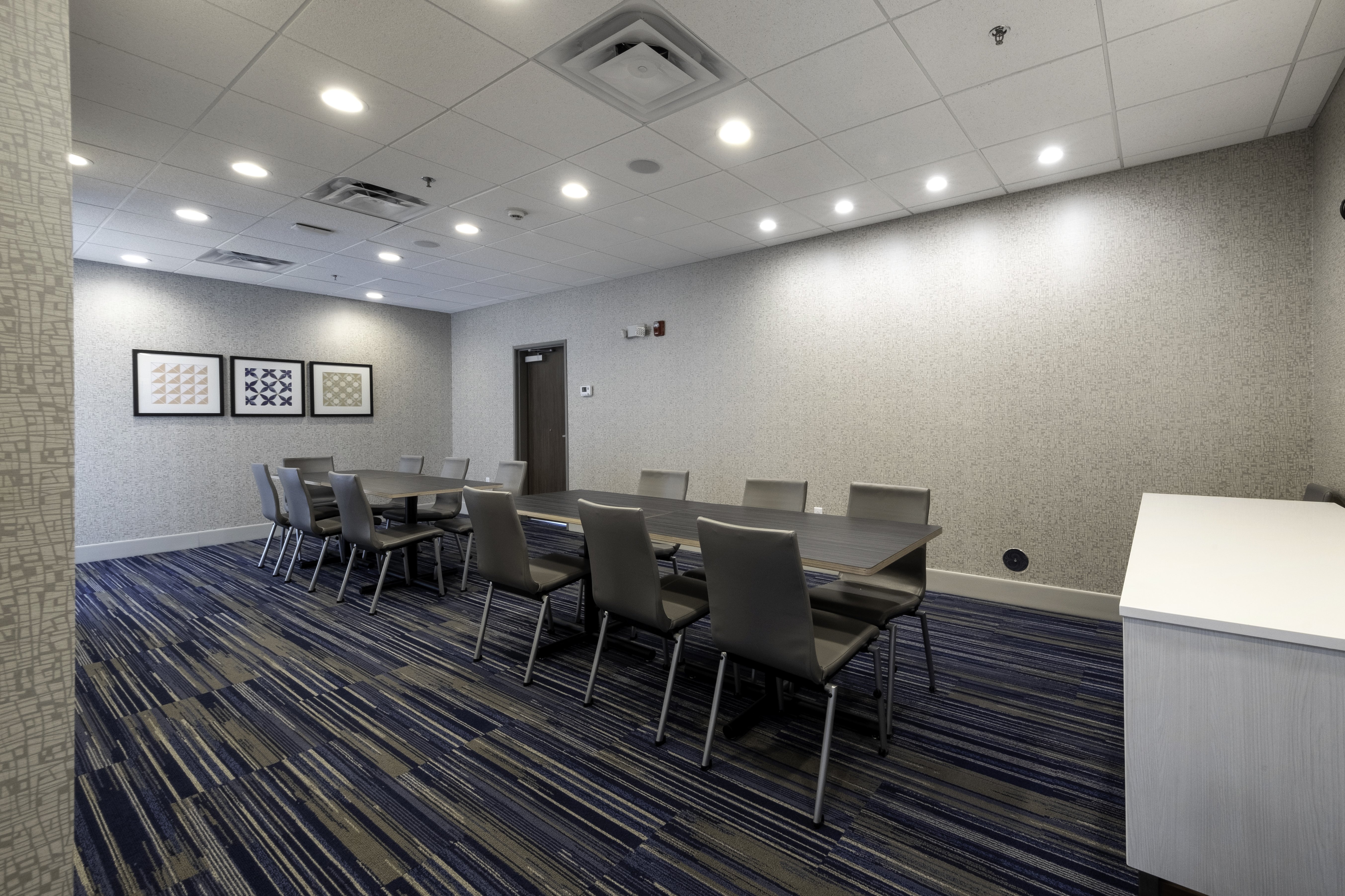 Holiday Inn Express Suites Staunton 68/75