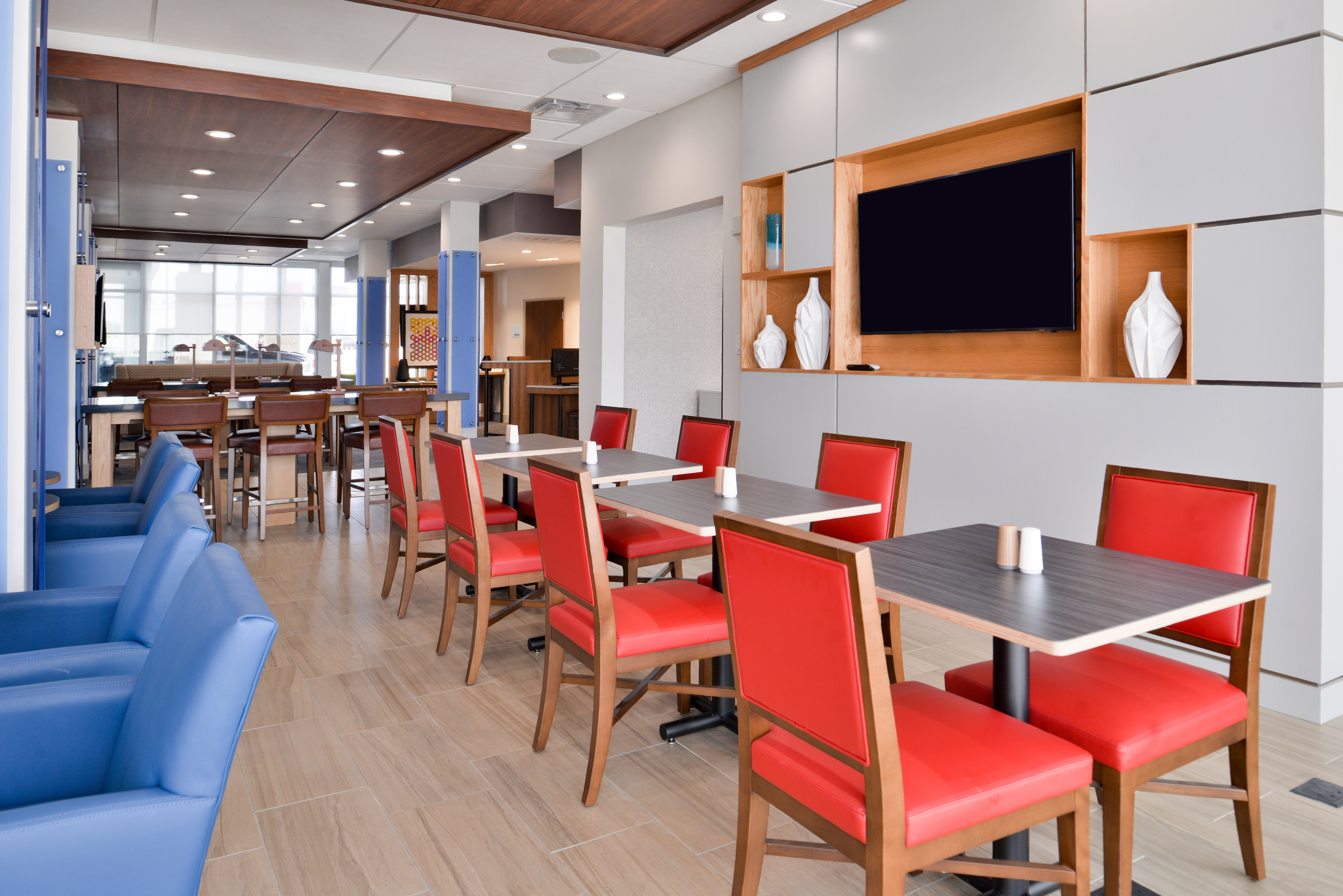 HOLIDAY INN EXPRESS EARLY 15/34