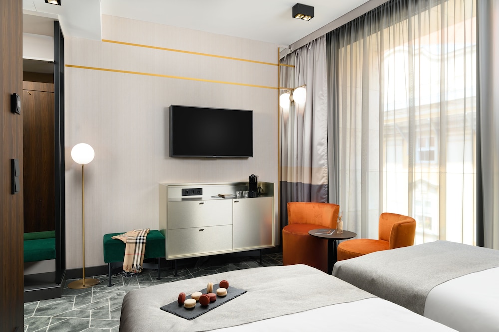 Hotel Emerald & Suites 24/56