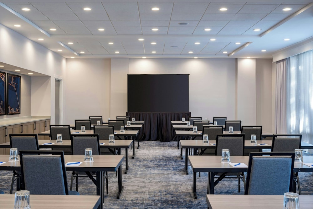 Delta Hotels by Marriott Jacksonville Deerwood 38/52