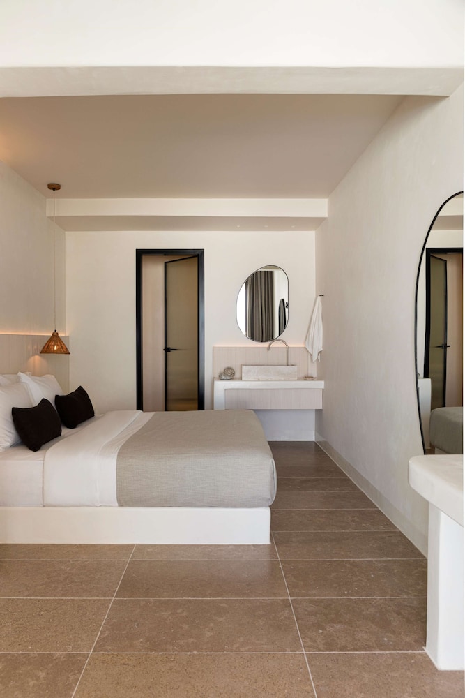 DELUXE, COURT VIEW, PRIVATE POOL