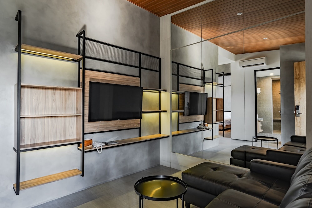 LOA Living Solo Baru 21/23