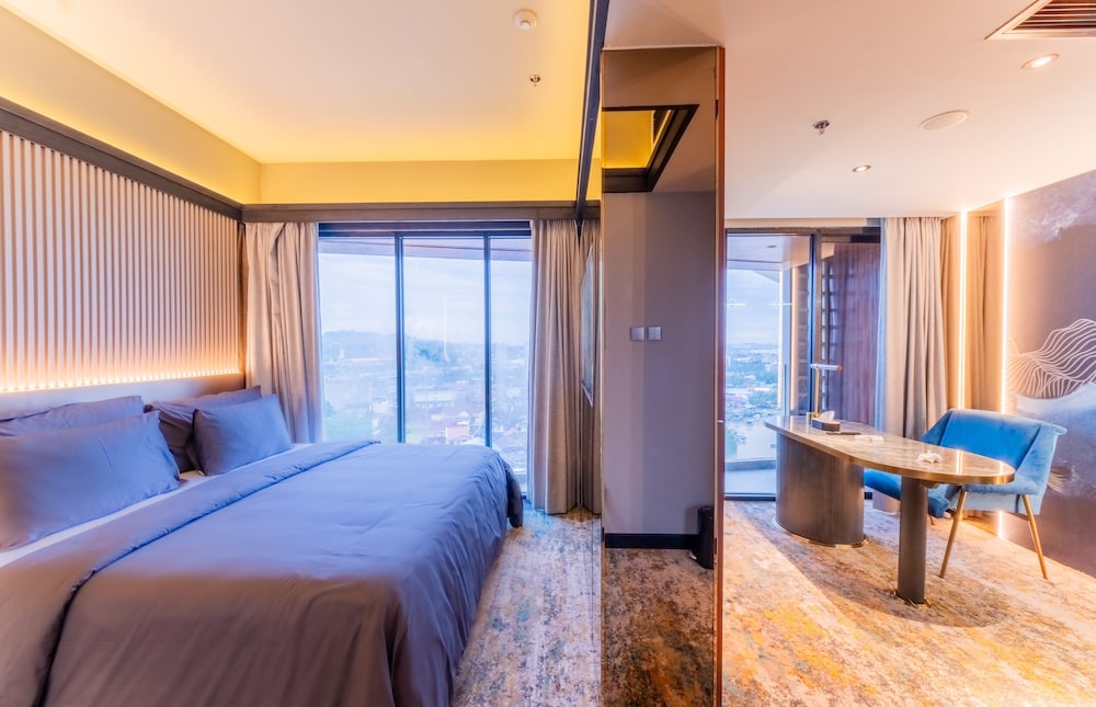 BUSINESS, SUITE, KING BED, BALCONY