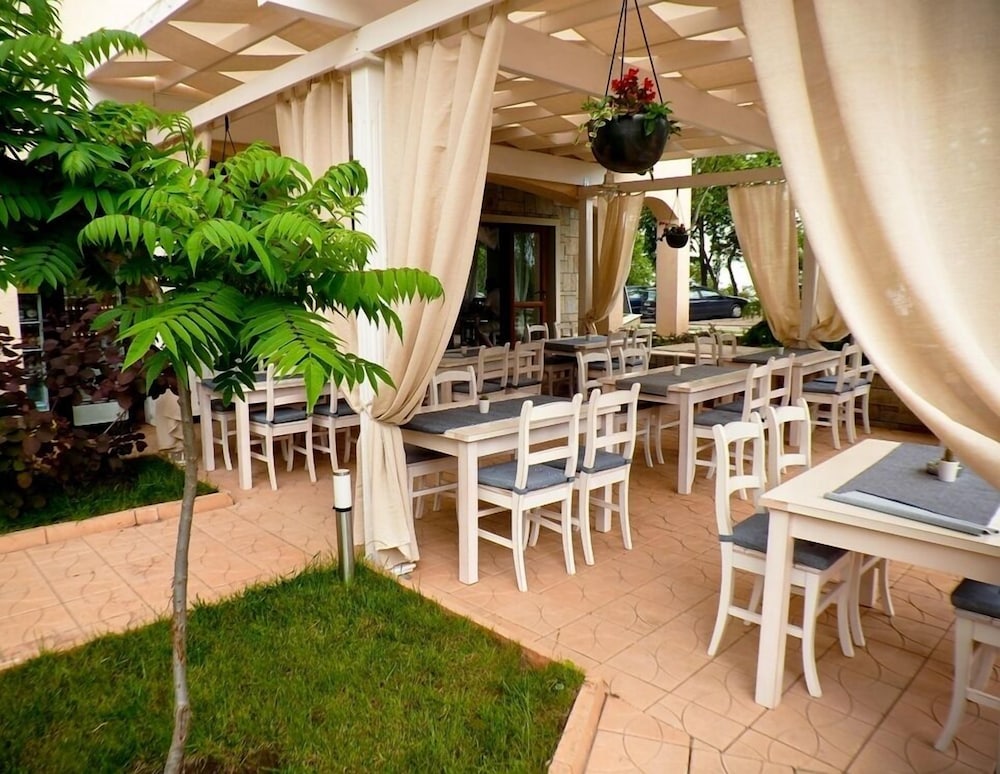 PARADISE BAY RESORT 66/80