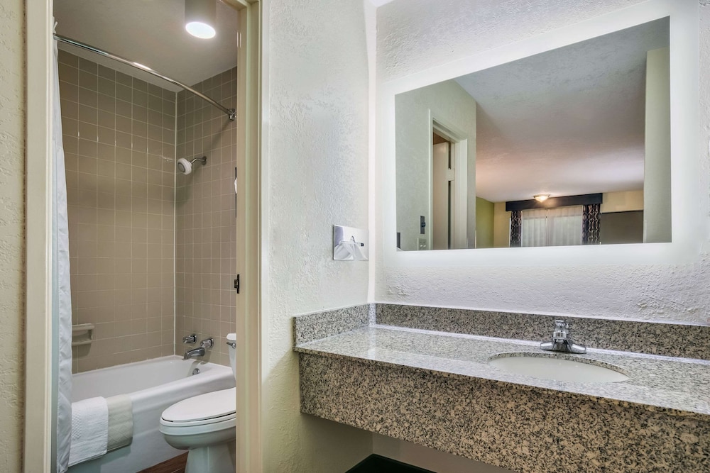 Quality Inn & Suites Mt. Chalet 34/36