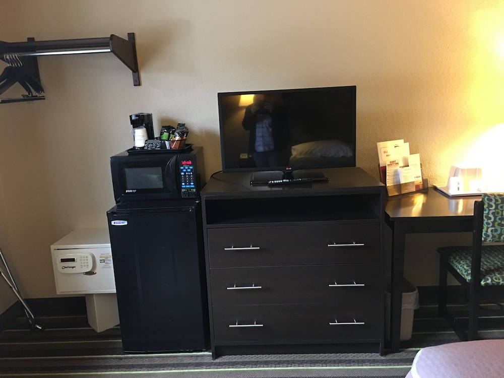 Super 8 by Wyndham Weston WV 10/20