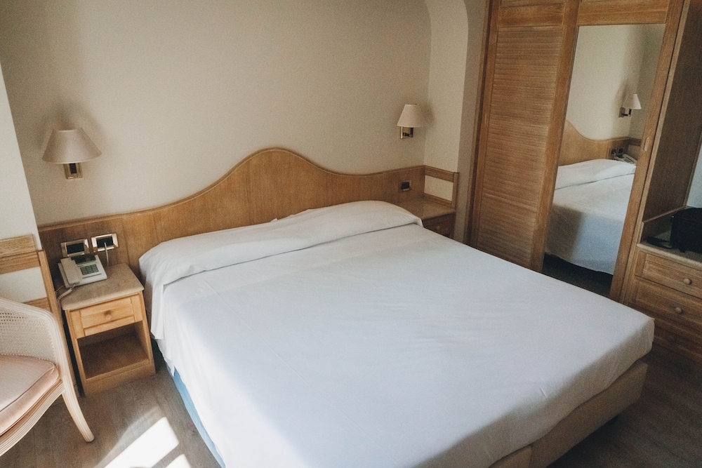 غرفة بسرير مزدوج بإطلالة على البحر بشرفة، Hotel Bobby Executive 3/9