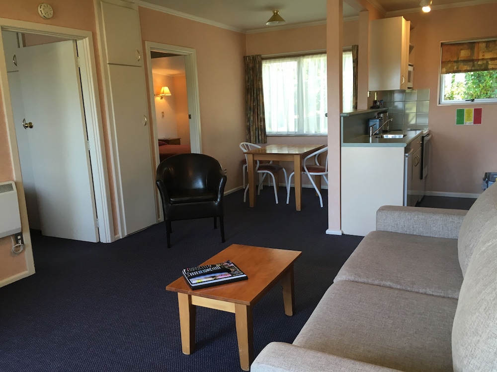 Parklands Motor Lodge 43/65