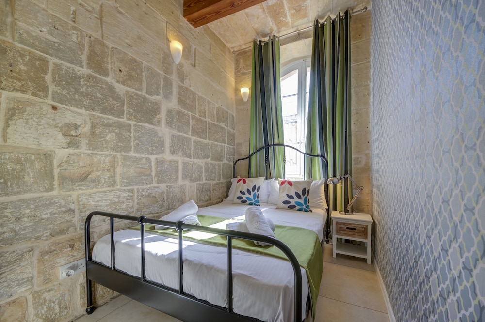 COMFORT, STUDIO, SUITE