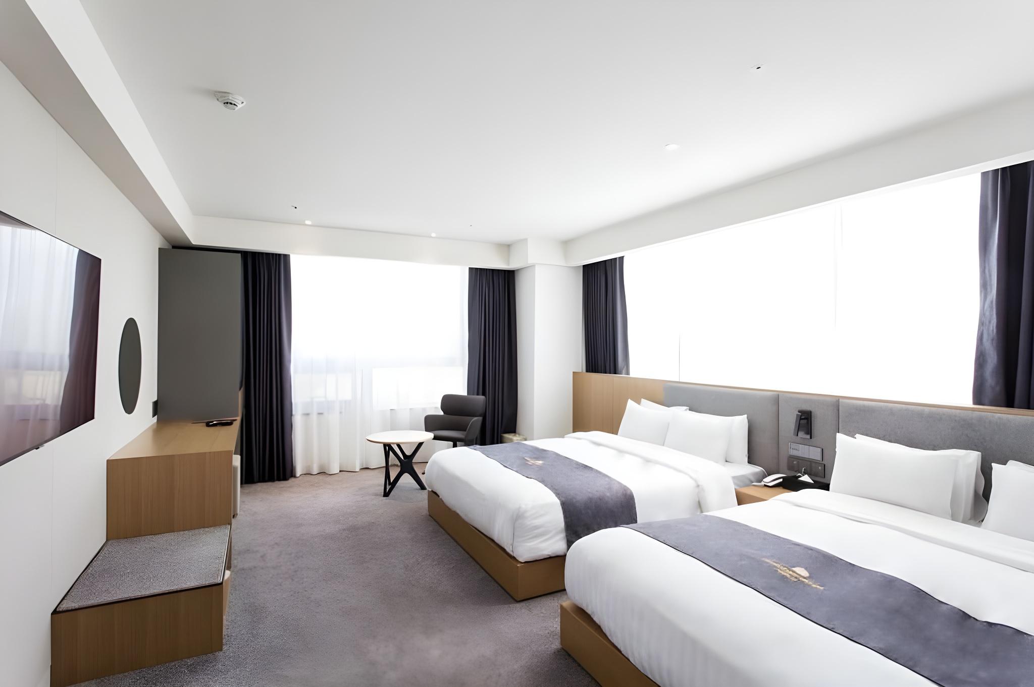 Deluxe, Twin Beds, 1 Double and 1 Single Bed
