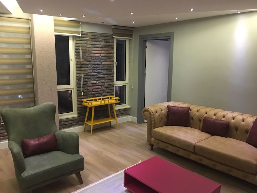 Corner Park Suites 33/50