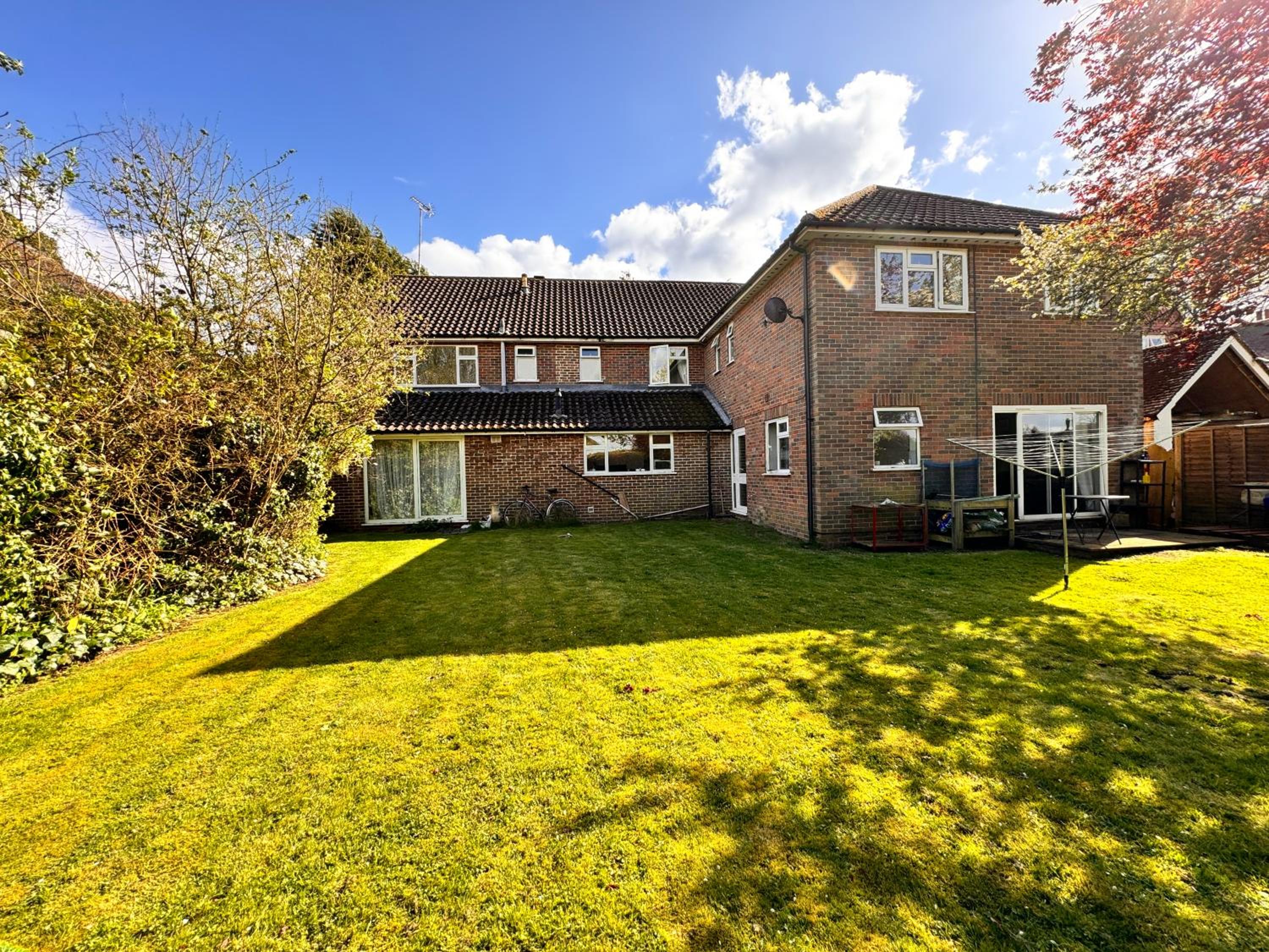 High Trees Guest House Gatwick 44/49