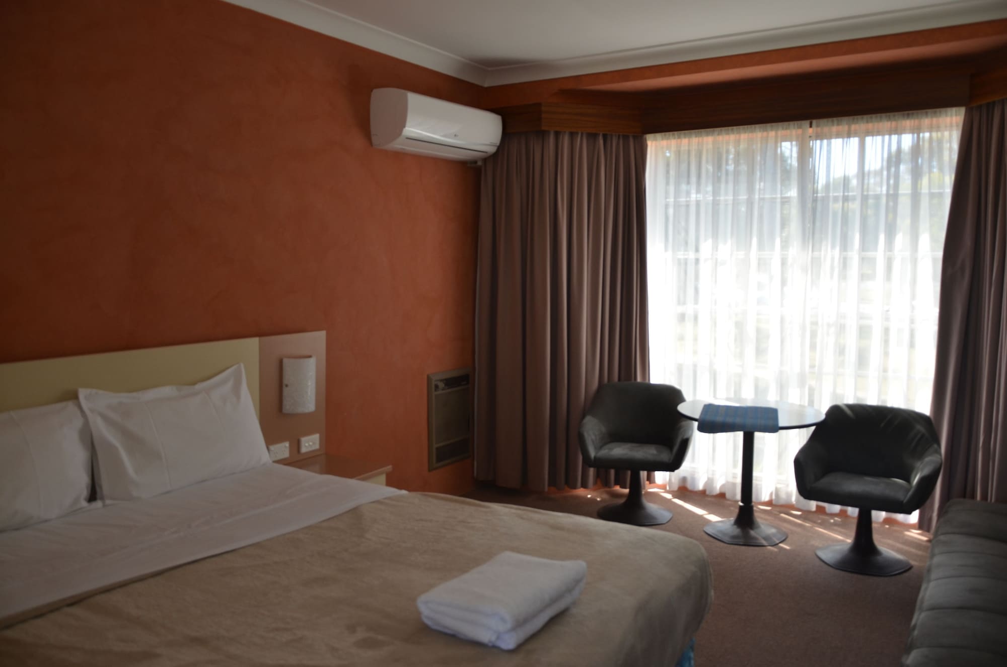 ROOM, DOUBLE BED