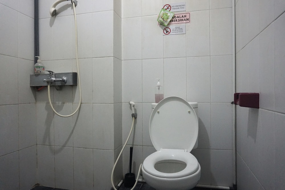 OYO 3952 Hotel C 18 Cibaduyut 19/25