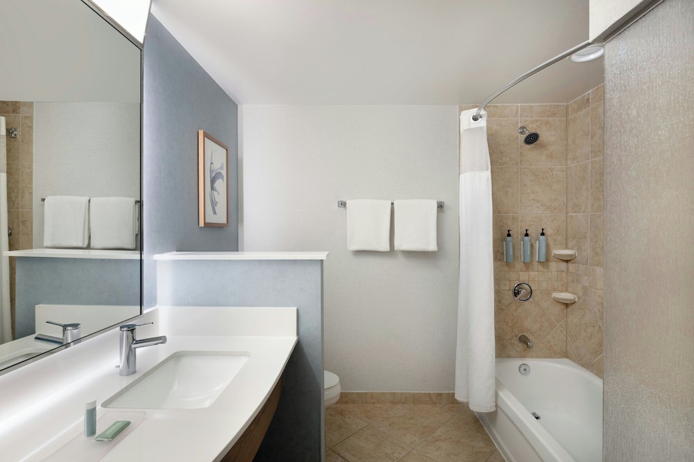 جناح بسرير كينج بشرفة بغرفة نوم واحدة مع أريكة لذوي الإعاقة، Courtyard by Marriott Sandestin at Grand Boulevard 2/2