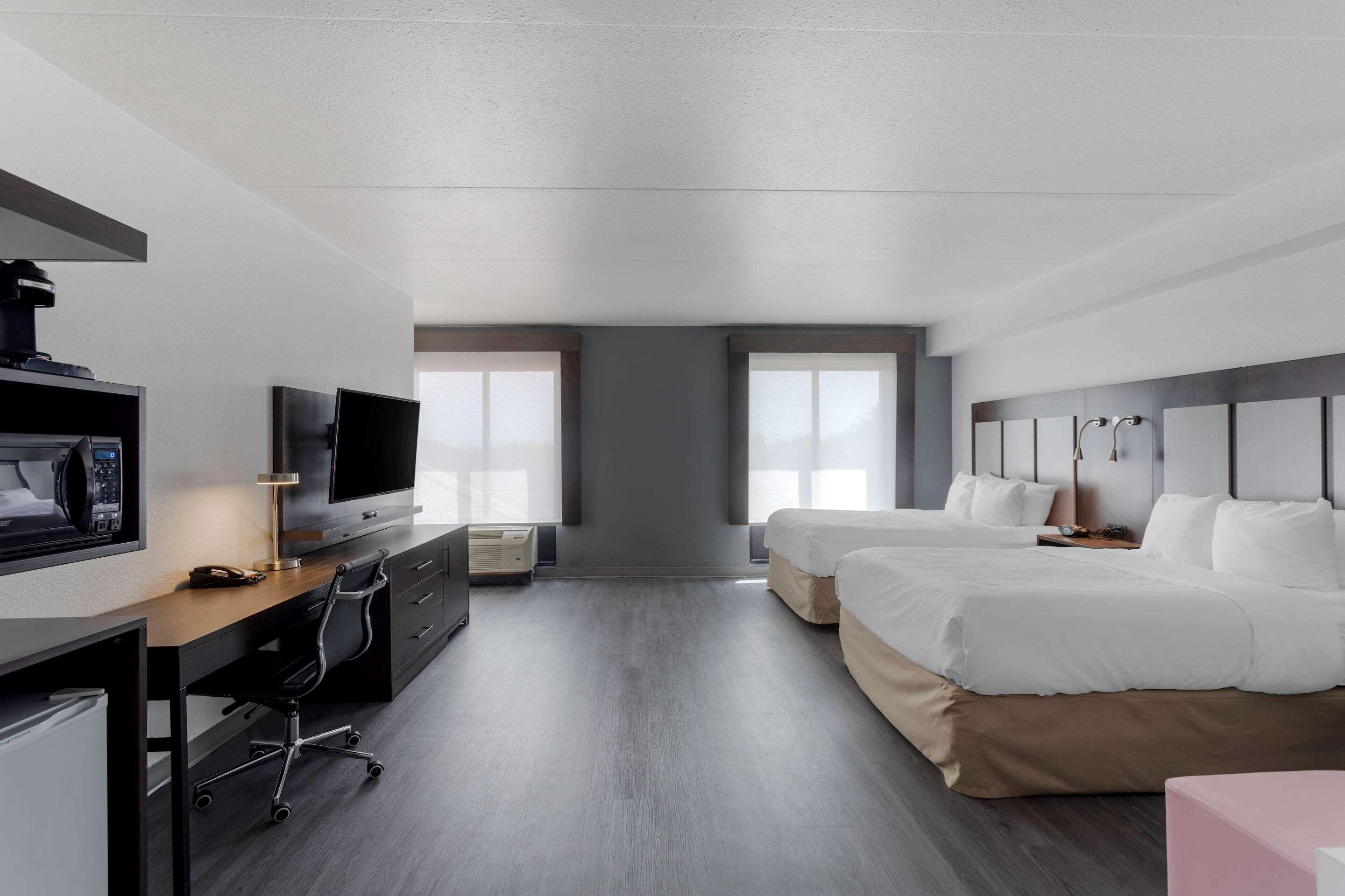 Suite, 2 Queen Beds, Accessible