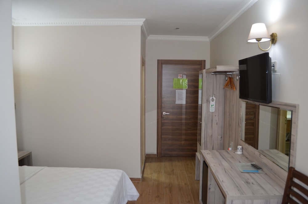 Megas Hotel 18/45