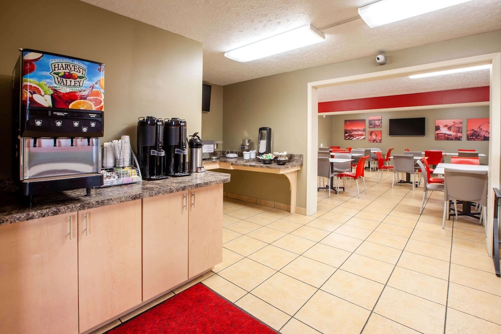 Super 8 by Wyndham Sandusky 22/35