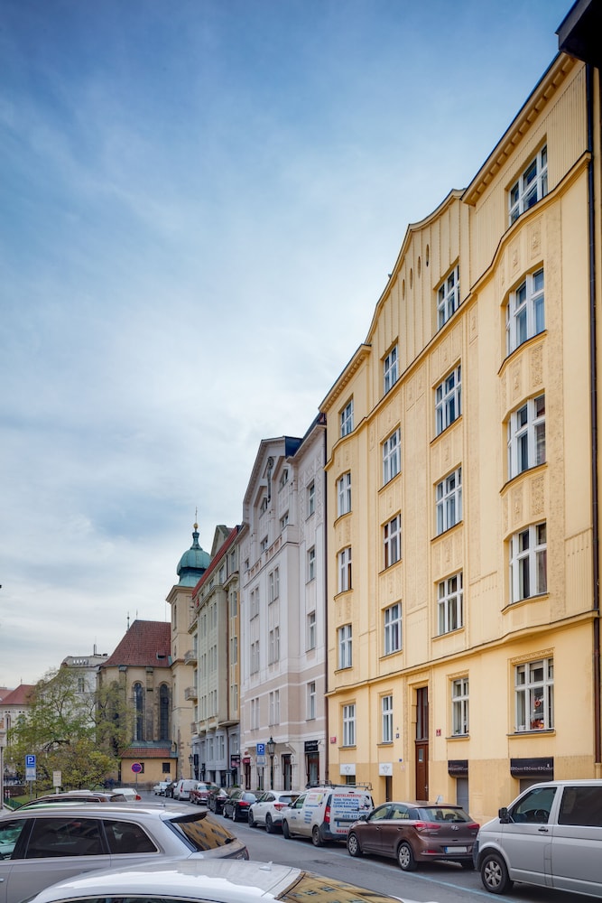OLD TOWN SQUARE APARTMENTS 37/50