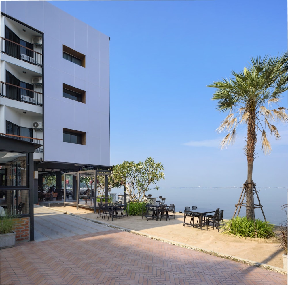 The Loft Seaside Sriracha Hotel 61/68