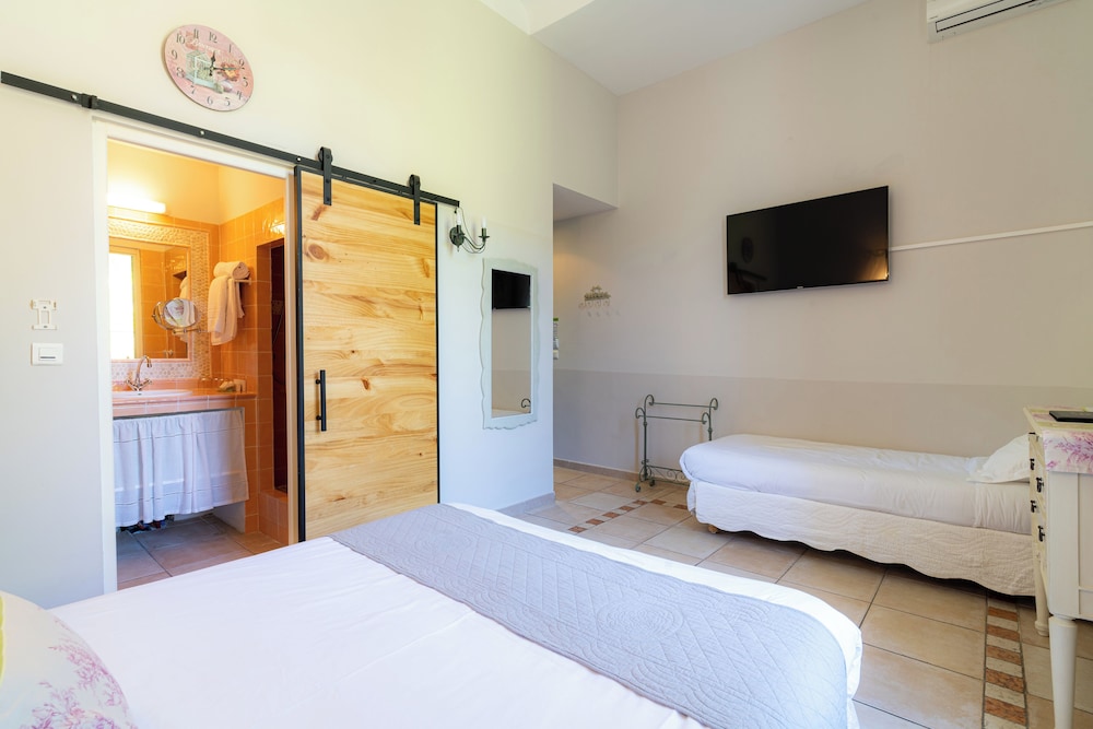 Room, Triple, 1 Queen and 1 Single Bed, Hill Side