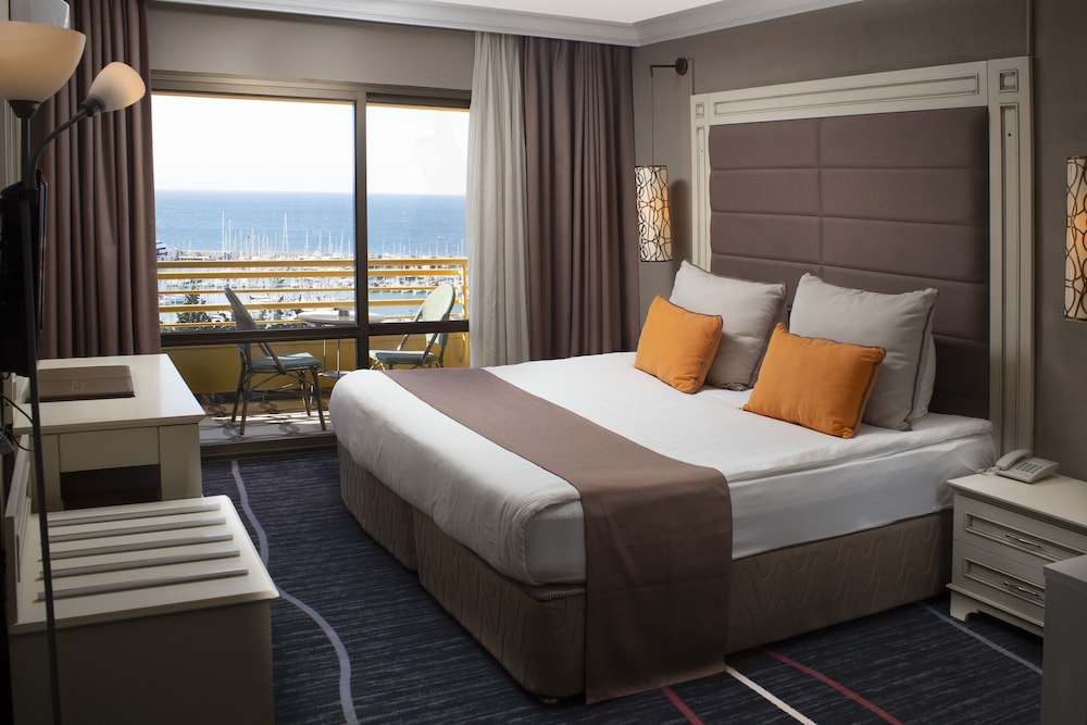 STANDARD, SEA VIEW