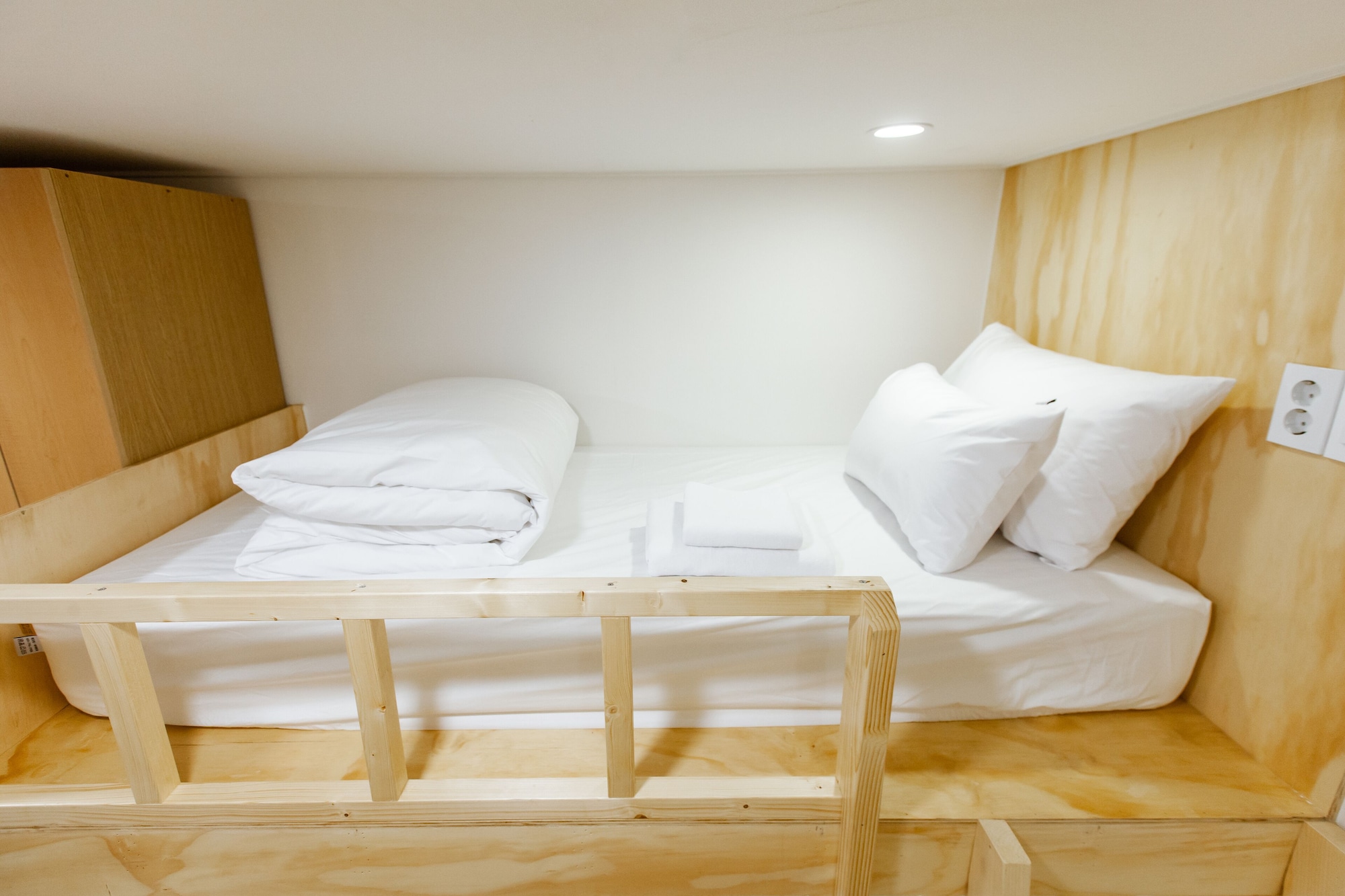 FEMALE DORM, FEMALE ONLY, SHARED BATHROOM, NO WINDOW