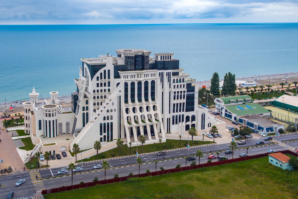 The Grand Gloria Hotel 32/36