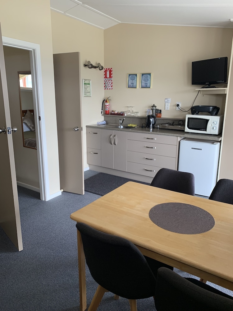 MANAPOURI LAKEVIEW MOTOR INN 53/69