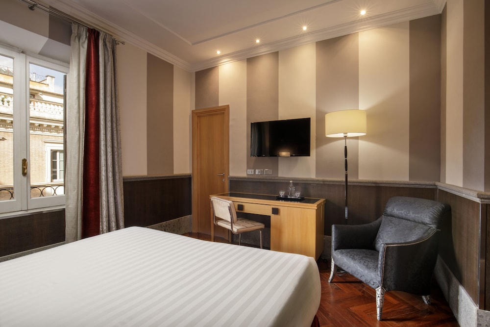 Royal Court Hotel 20/63