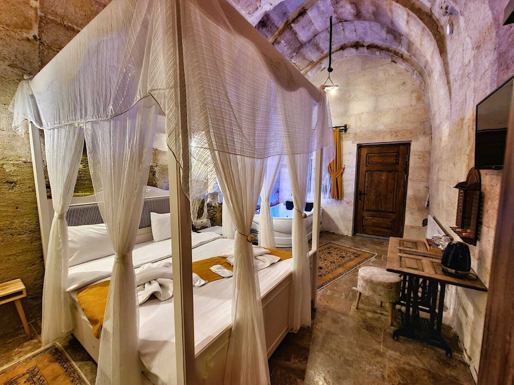 Lavinia Cappadocia Cave 26/50