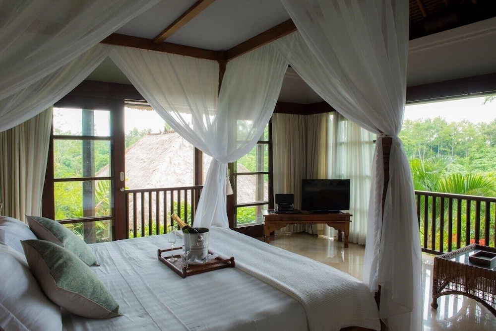 Amori Villa 8/48