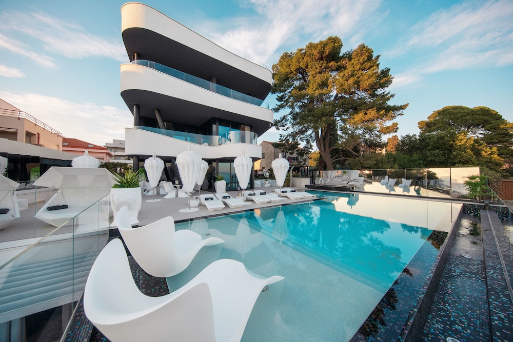 All Suites Hotel Posh 60/65