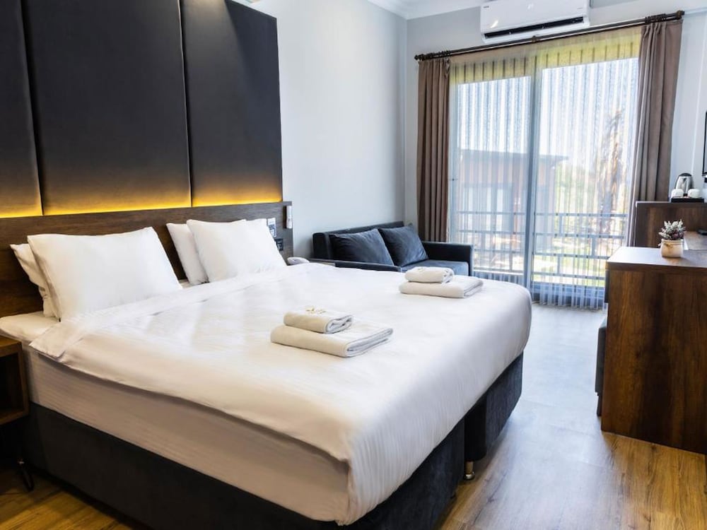 Santana Otel 8/48
