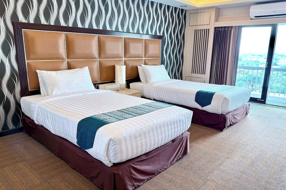 LUXURY, TWIN BEDS