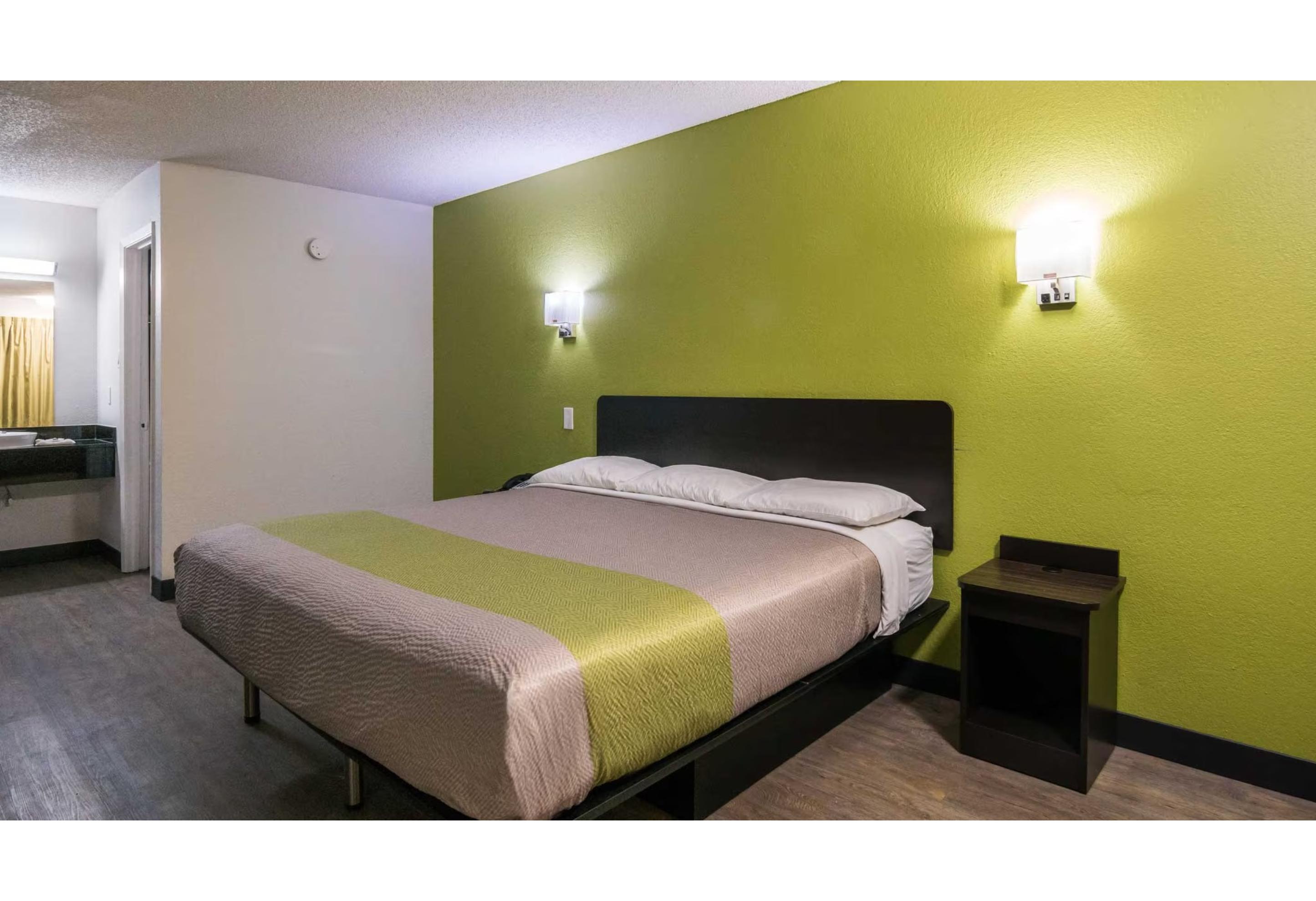 غرفة بسرير كينج للمدخنين، Motel6 Irving, TX - Loop 12 3/10