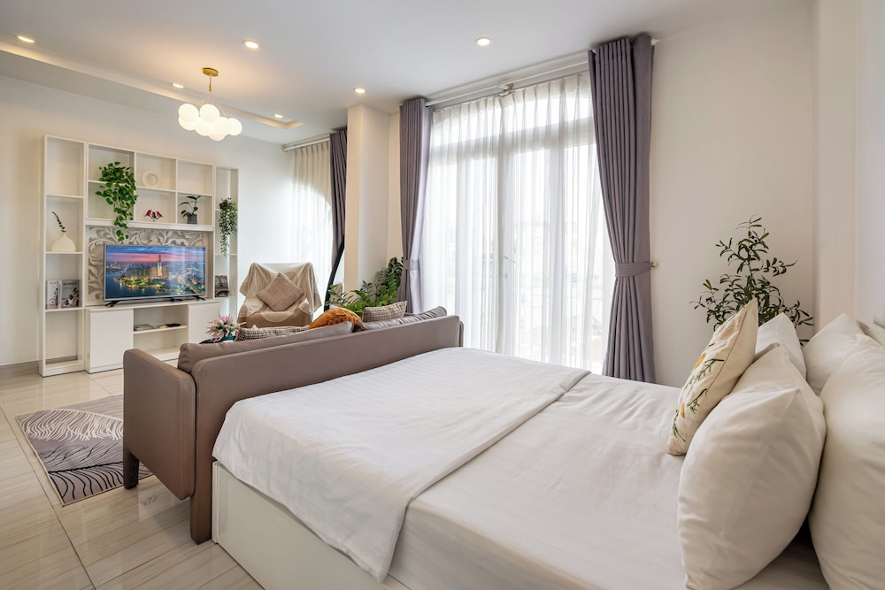SUPERIOR, STUDIO, QUEEN BED