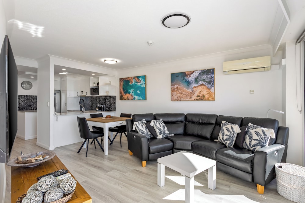 ULTIQA Burleigh Mediterranean Resort 48/65