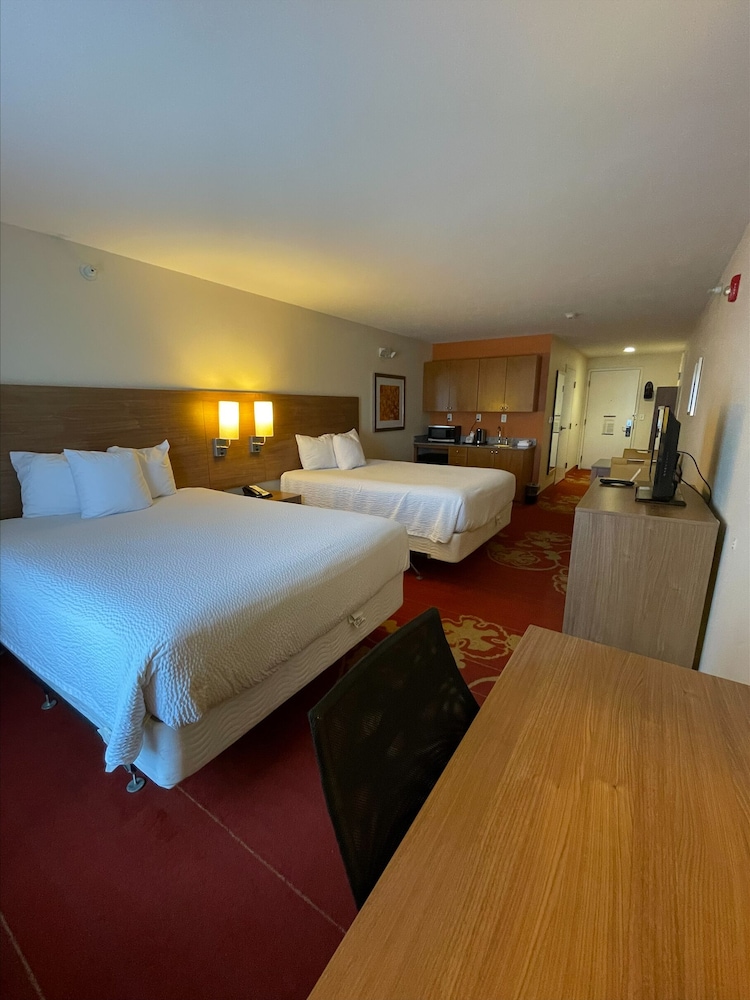 Days Inn And Suites Belmont 12/30