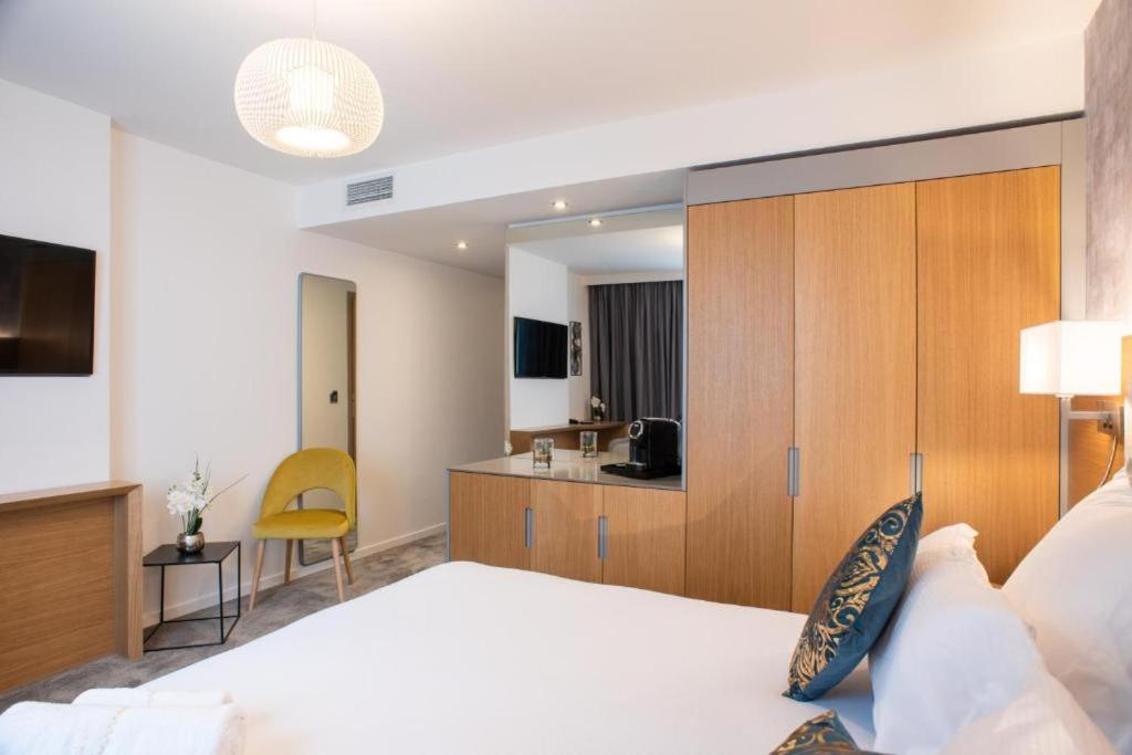 غرفة بسرير كوين، Brit Hotel Paris Orly 4/6