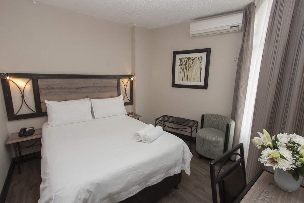 Hotel 224 10/72